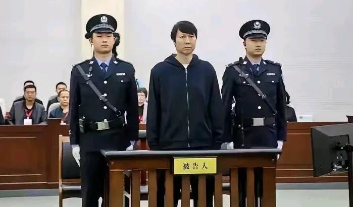 很好奇李铁已经被关了一年多了，为啥还这么长的头发呢？有人能告诉我吗？他居然一点也