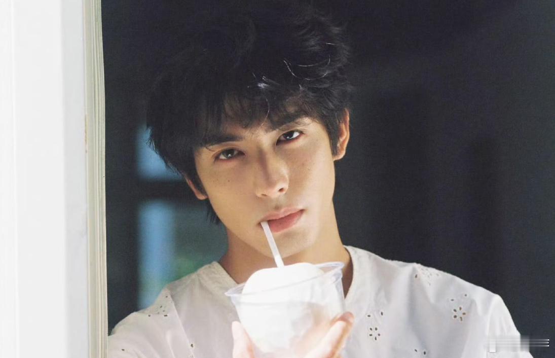 宋威龙你还有一部情书没拍 翻看宋威龙早期的写真，那股子少年气真的让人陶醉，他的眼