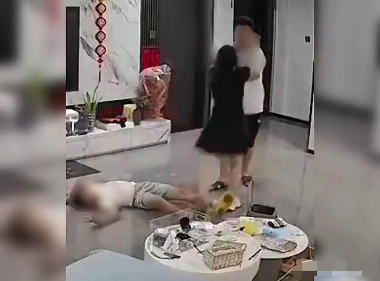 福建石狮这家暴后续，看得人心里堵得慌！视频里男子把小女孩狠狠摔在地上，孩子僵直半