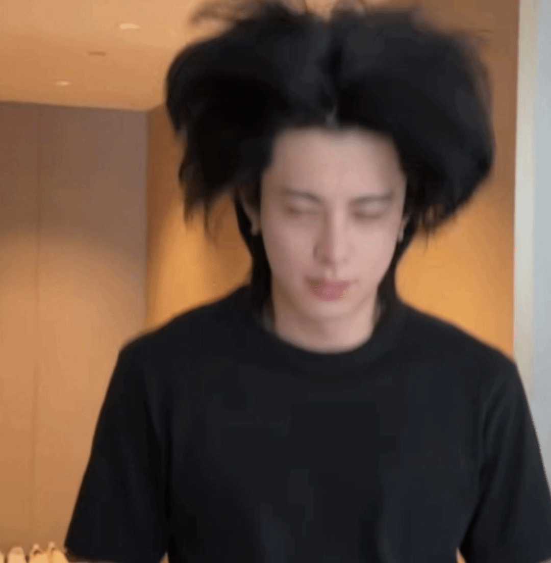 我对着这张王鹤棣笑了半分钟....太幽默了🤣🤣 ​​​