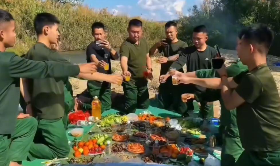 勐拉同盟军是缅甸最幸福的武装！

勐拉同盟军的官兵，有男有女，集体组织了一场野炊