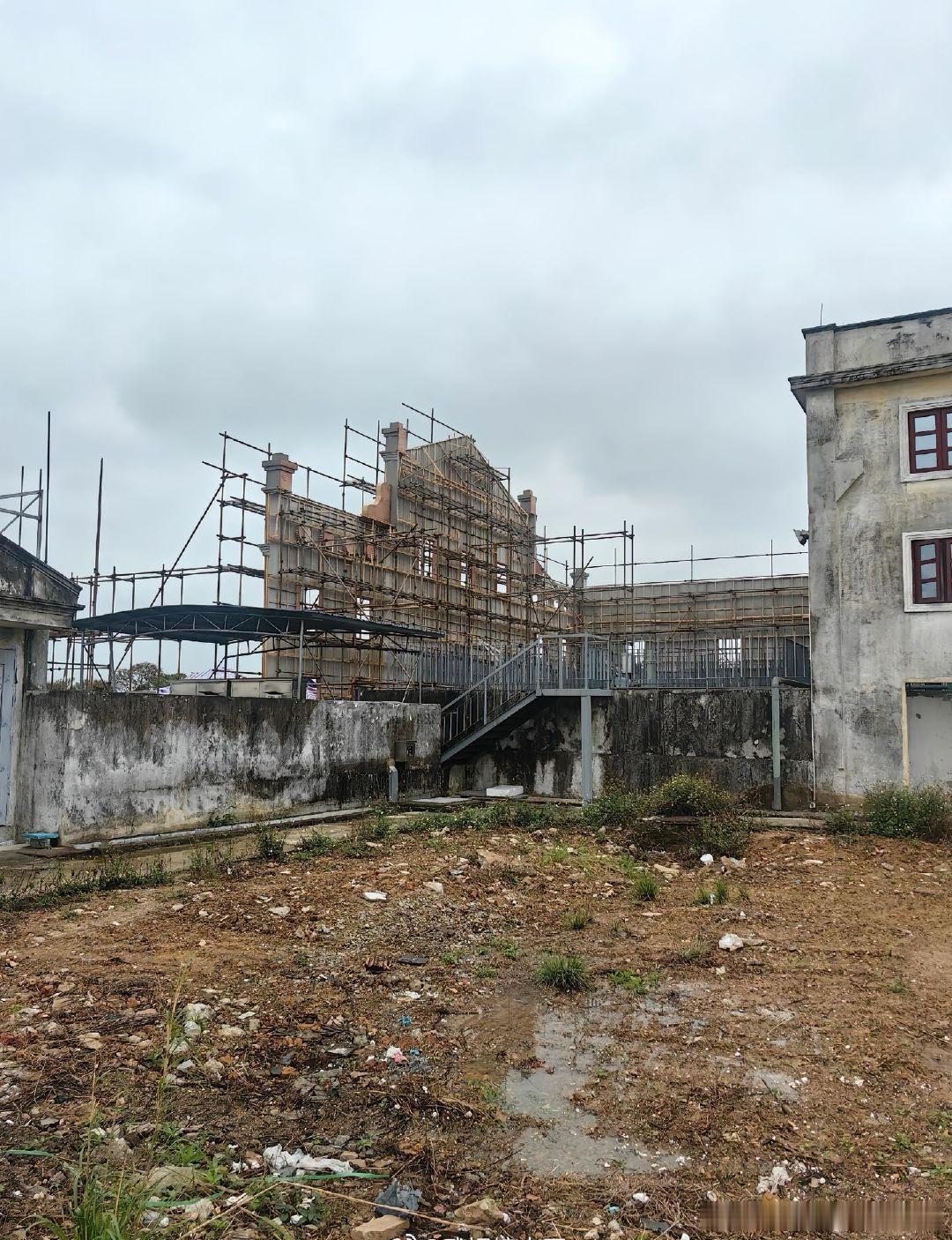 任嘉伦《澳门往事》置景，大三巴都直接一比一搭建了一个，太壕横了剧组！ ​​​