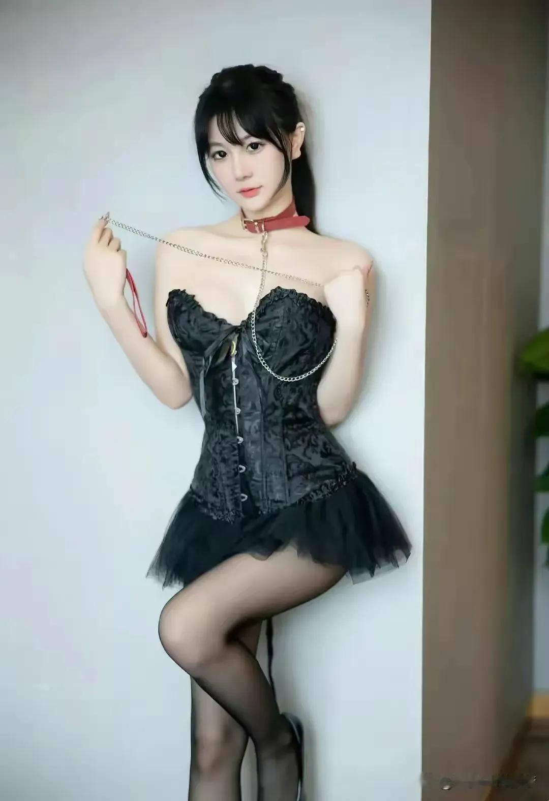 黑裙露肩装美女，大辫子真好看