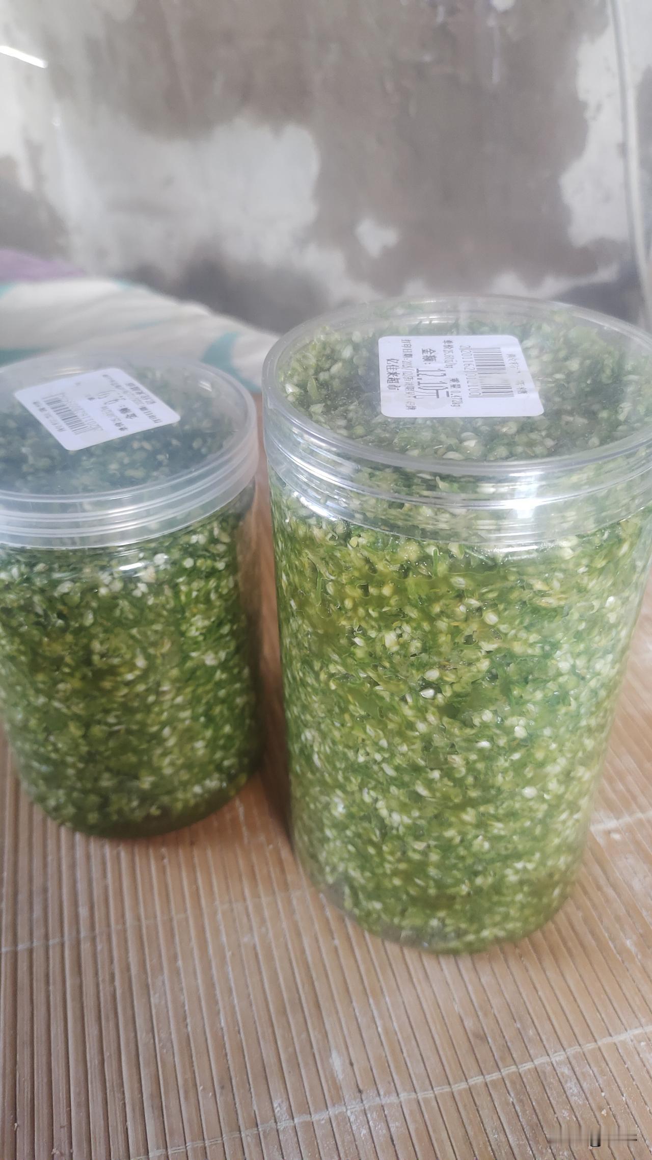 昨天中午的时候，接到以前的厂里的一个同事跟我要点韭花，于是下午的时候，我和我老婆