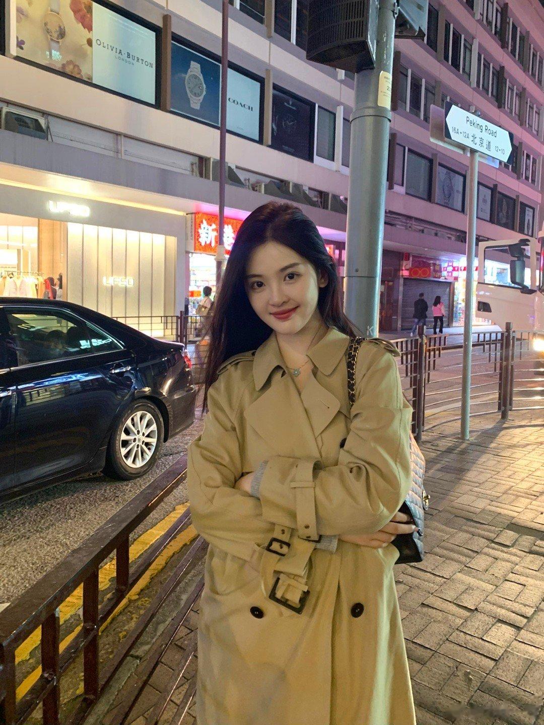 今年好像是第一次穿风衣  ​​​