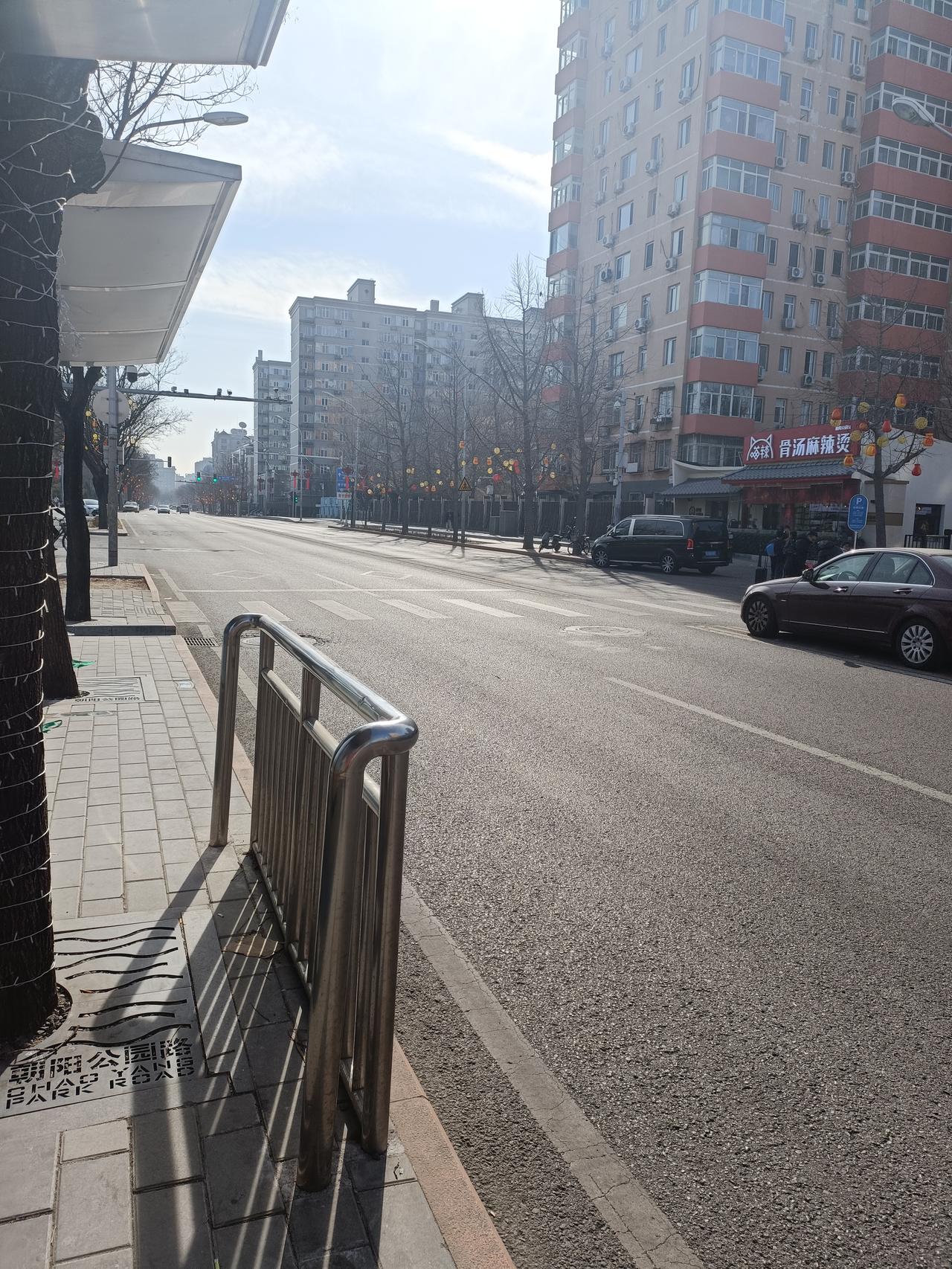 晒图笔记大赛看马路两旁挂滿了灯笼，为春节的到来做准备