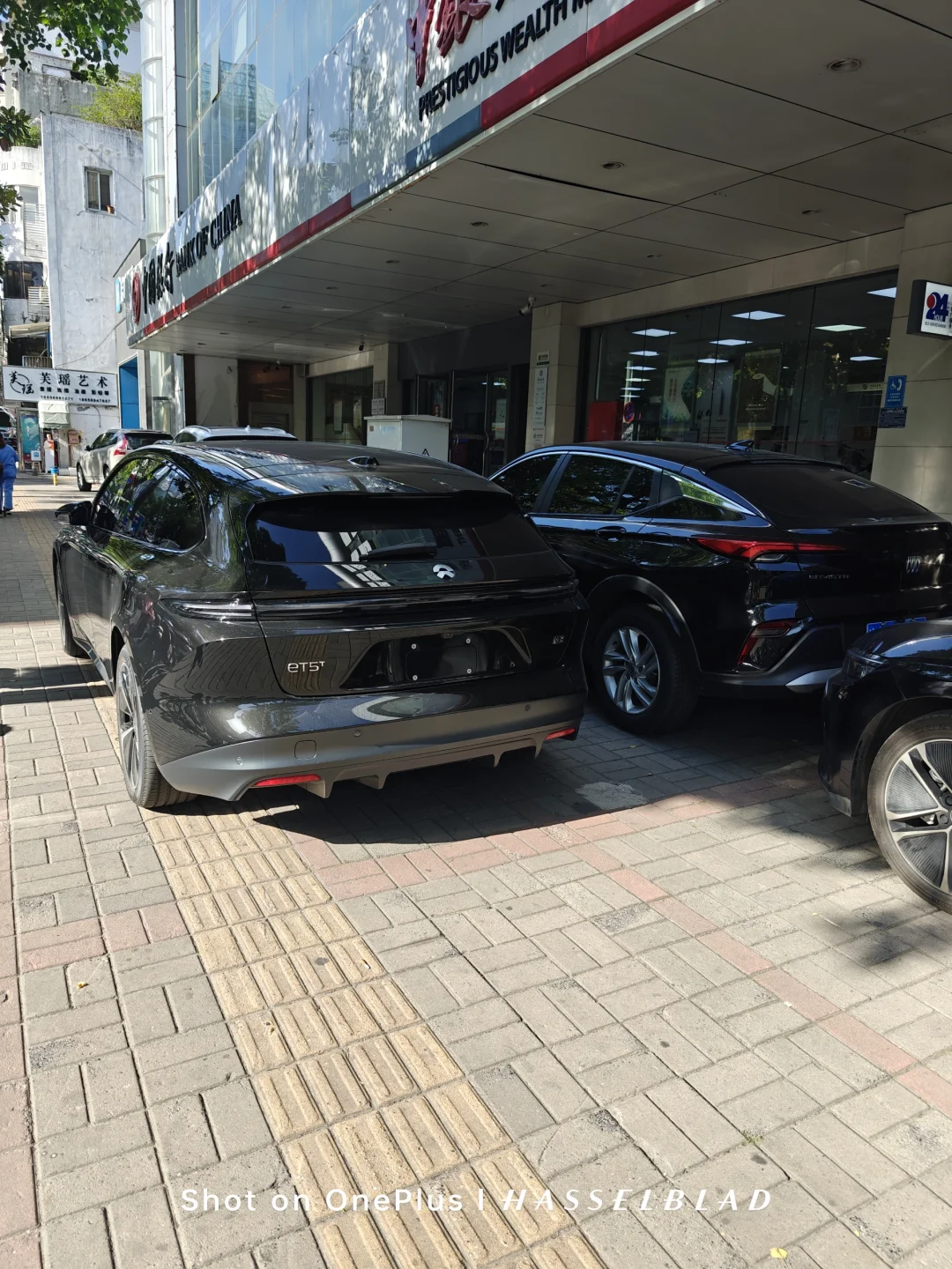 从后面看蔚来et5t没太注意以为是一辆保时捷Macan，结果走到前面发现不对，这...