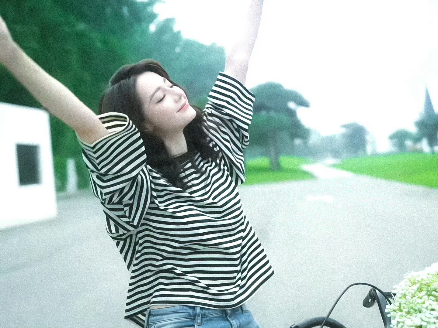 迪丽热巴抱信拥有万千少女少男的真心，属于双向奔赴的爱情，这下子要缠迪丽热巴一辈子