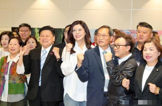 反转来了！前脚民调还把郑丽文按在4%垫底，后脚她转手就把40多国驻台代表请进国民
