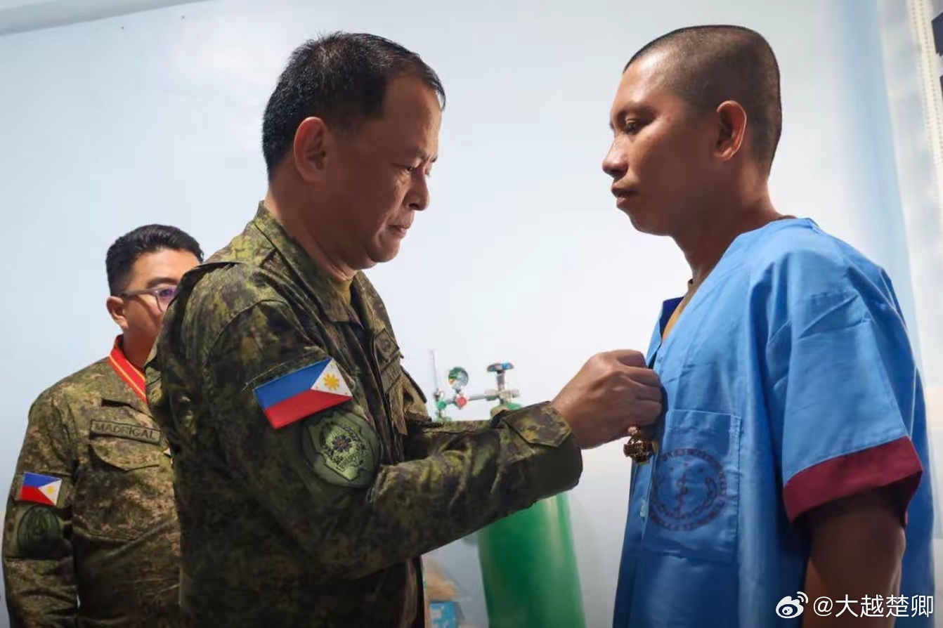 菲军总长探望在仁爱礁被开瓢的菲兵，还奖励10万比索。 