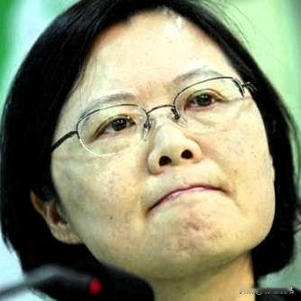 蔡老太听到了炮火和防空警报声，又不甘寂寞了，账号上发言，有两句话说，“民主国家在