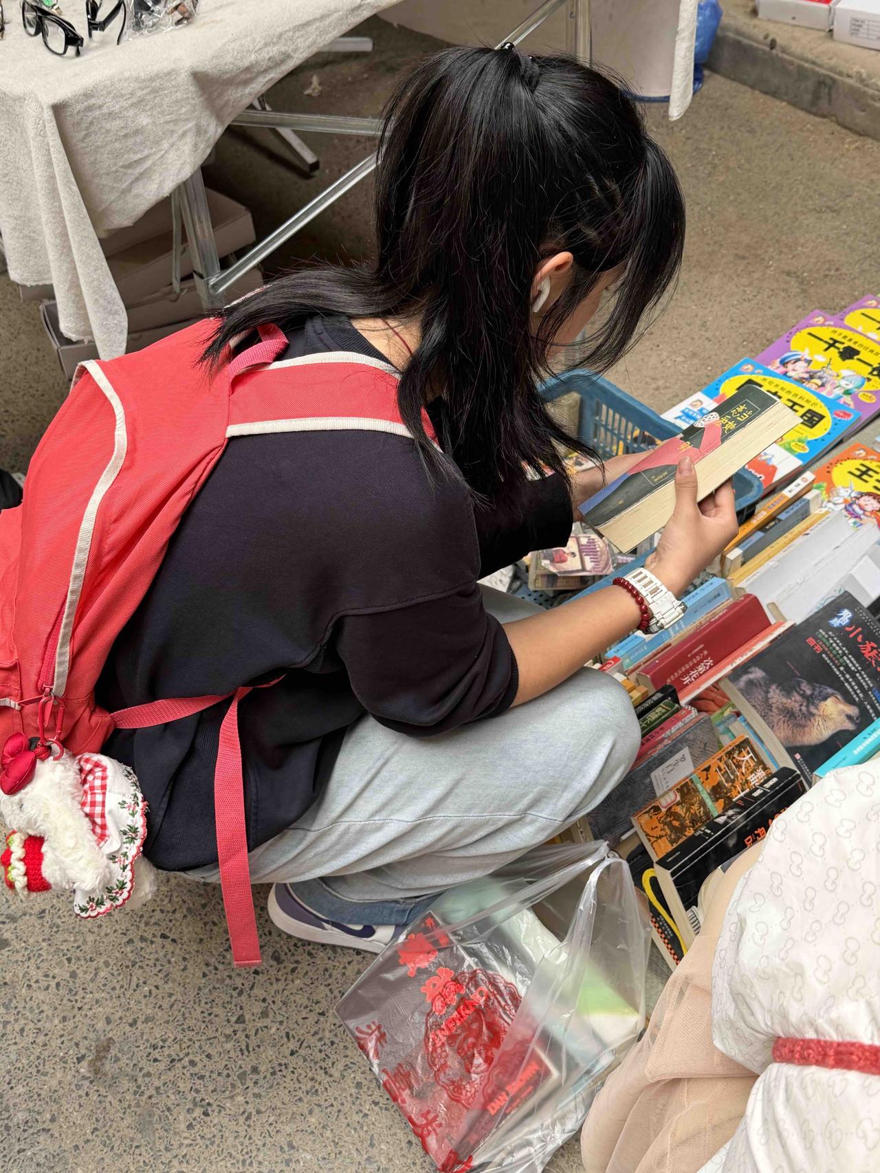 昨天上午，我逛西安档子，在西仓西巷看到，一家旧书摊上，围满了热心读者。
有的读者