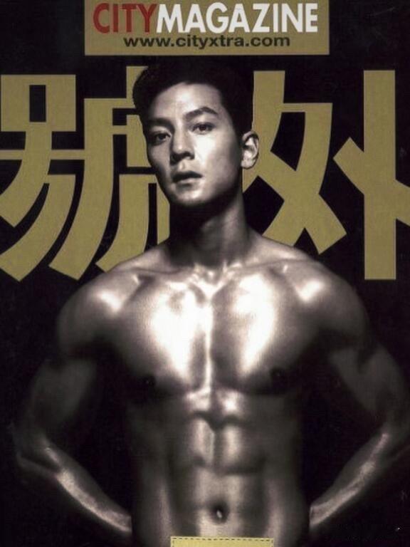 翻看吴彦祖旧照，仿佛顺着时光回望，拼凑出他闯荡港圈的一路轨迹。
原本在加州攻读建