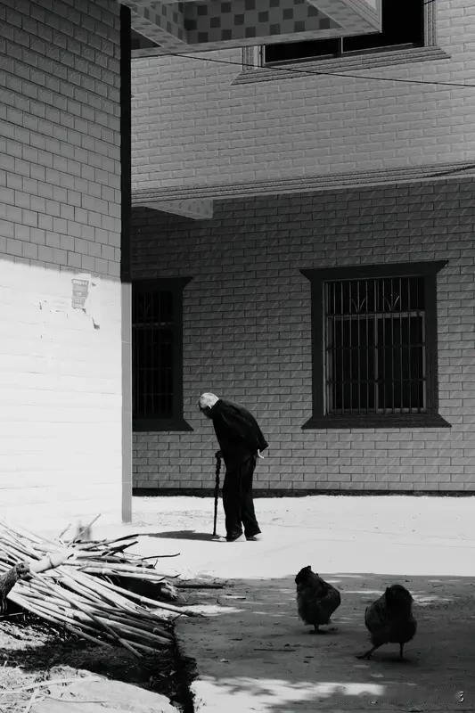现在很多老人家都不愿意和年轻人住一起，你们家老人是不是都和你们住在一起呀？
以前