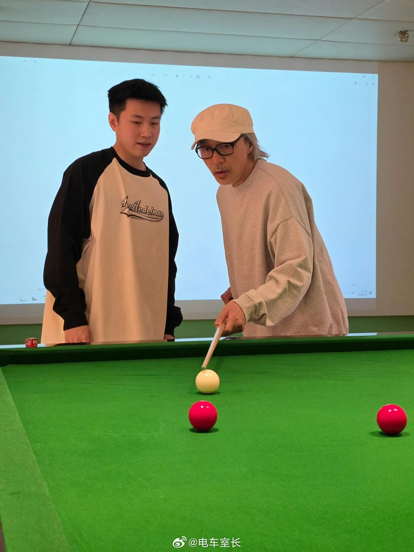 星爷，好久不见了。为什么星爷不再拍戏呢？赵心童周星驰打台球