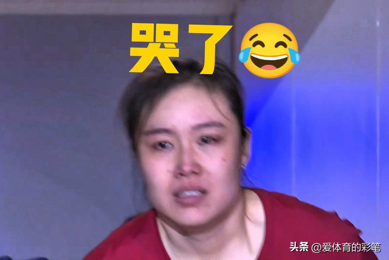 拿到联赛MVP的王唯漪一直在哭[笑哭]，上台前激动地哭，上台后被赖亚文捧着脸时还