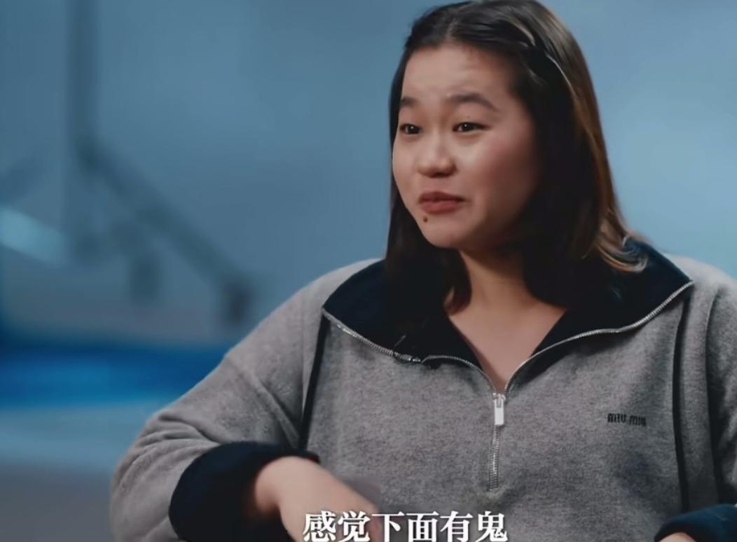 快被全红婵笑死了。
接受采访她是完全不按套路来。主持人问他，从10米高台跳下来，