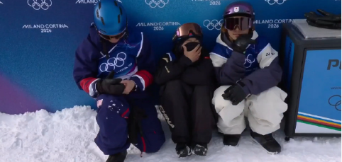 紧张到同频！苏翊鸣夺冠前与亚军、季军互相蜷缩在角落等分