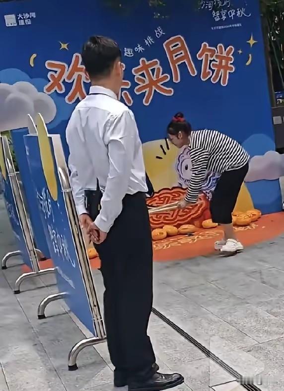 没想到印度人也会来领月饼！
看网上博主发的照片，是某小区搞的中秋趣味活动，
排队