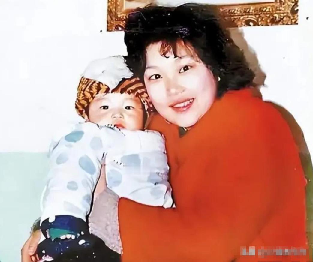 1988年，湖北女子邹翃燕的人生，经历了从云端到泥坑的急转弯。
 
怀孕那阵子，