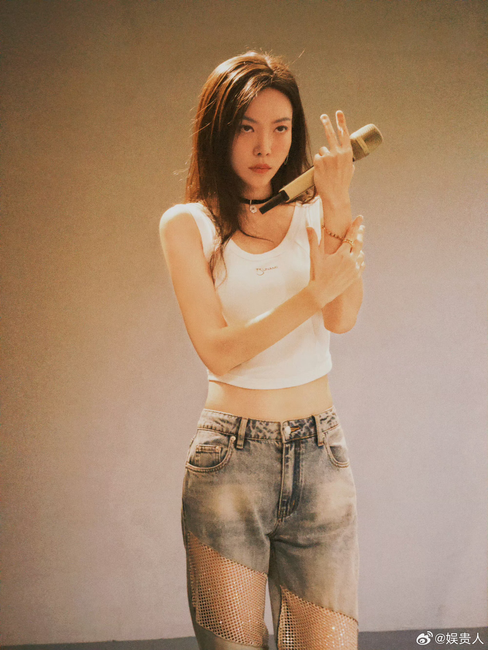 于文文应该是内地女歌手里，颜值最高的吧？这个条件只当歌手可惜了，姐姐不考虑跨界吗