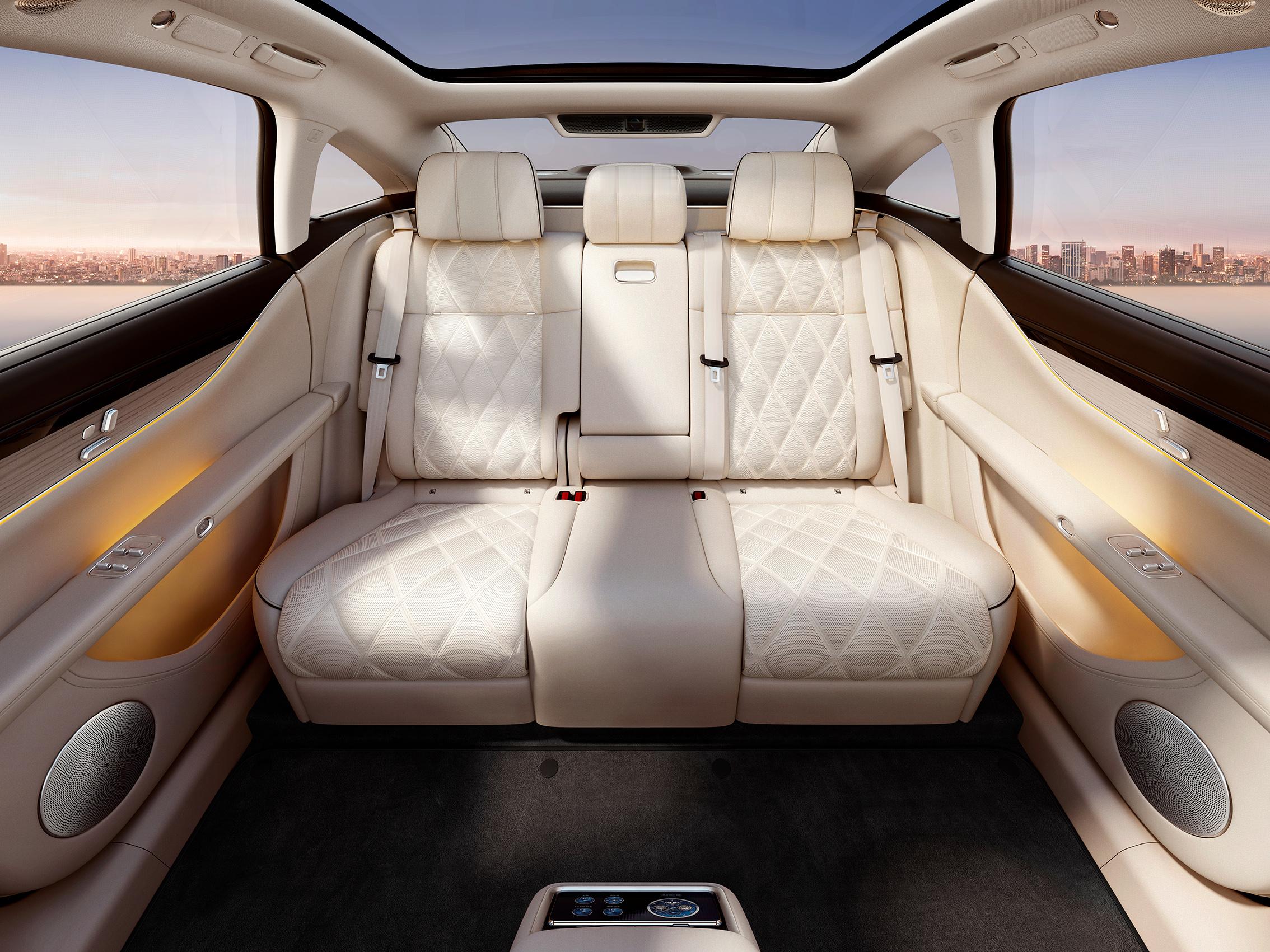 ，完美融合了前瞻科技与奢华体验。华为乾崑智驾ADS 4确保出行安全，创新智慧座舱