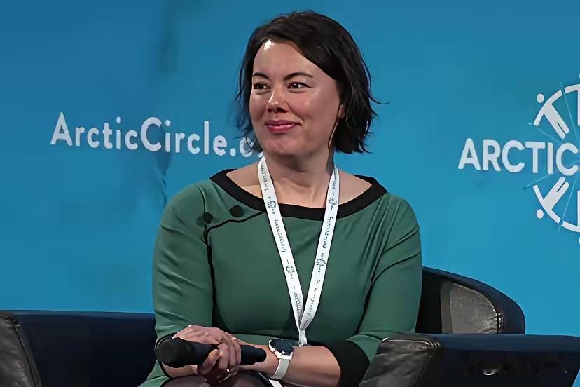 打脸！格陵兰部长怒呛美国：拦着中国合作，如今除了主权啥都能跟你谈
 
北极惊雷炸