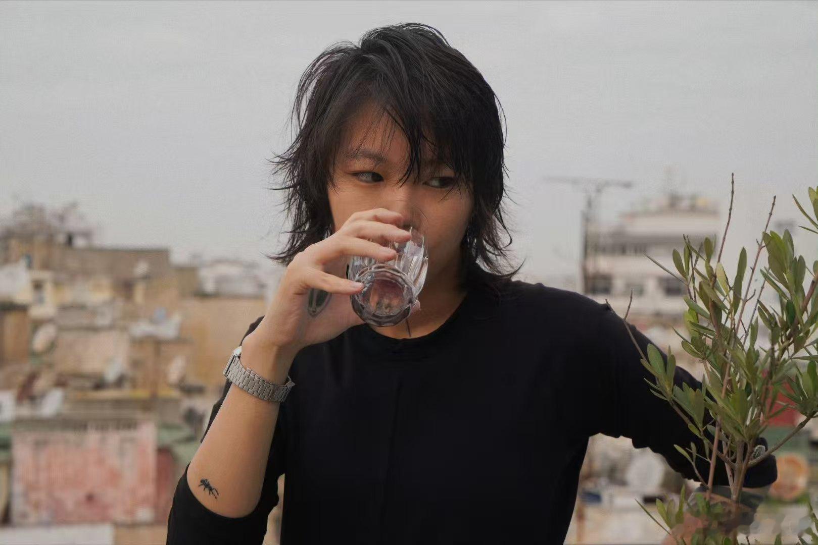 歌手直播窦靖童吟唱幻视王菲空灵的嗓音缓缓流淌，吟唱响起的那一刻，很多人直呼仿佛看