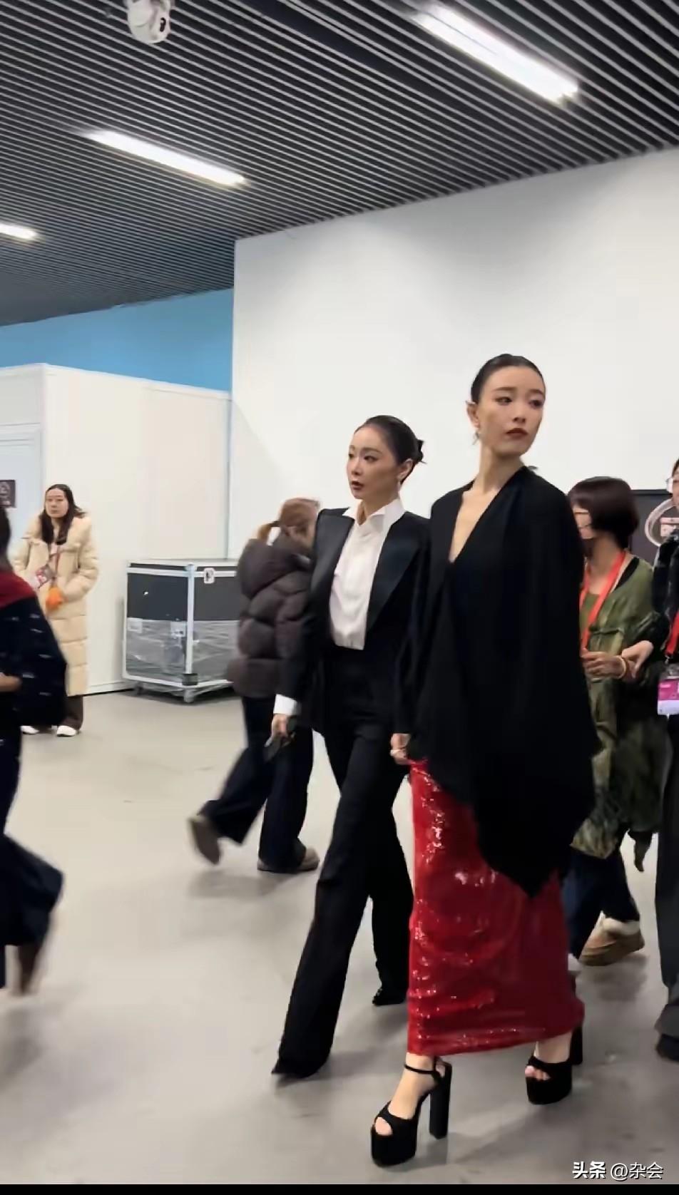 看同框才懂，什么叫“越用力越尴尬，越松弛越迷人”。倪妮其实本身条件很好，但非得踩