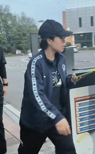 【林诗栋不能参加世界杯，下训后偶遇大迪】林诗栋因为肩伤没能跟队出战，不过在训练馆