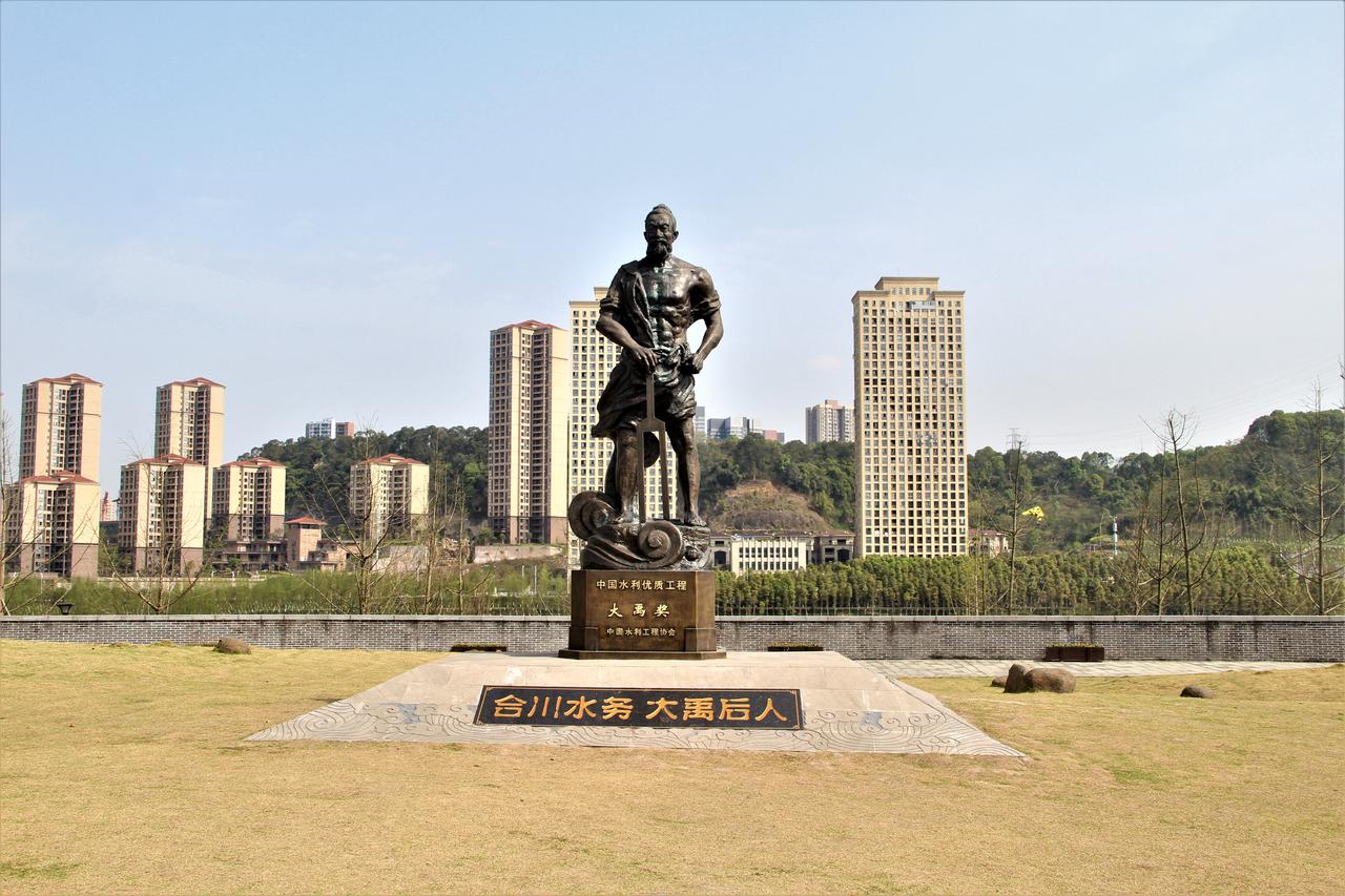 合川赵家渡水生态公园，烈日下的大禹雕塑
