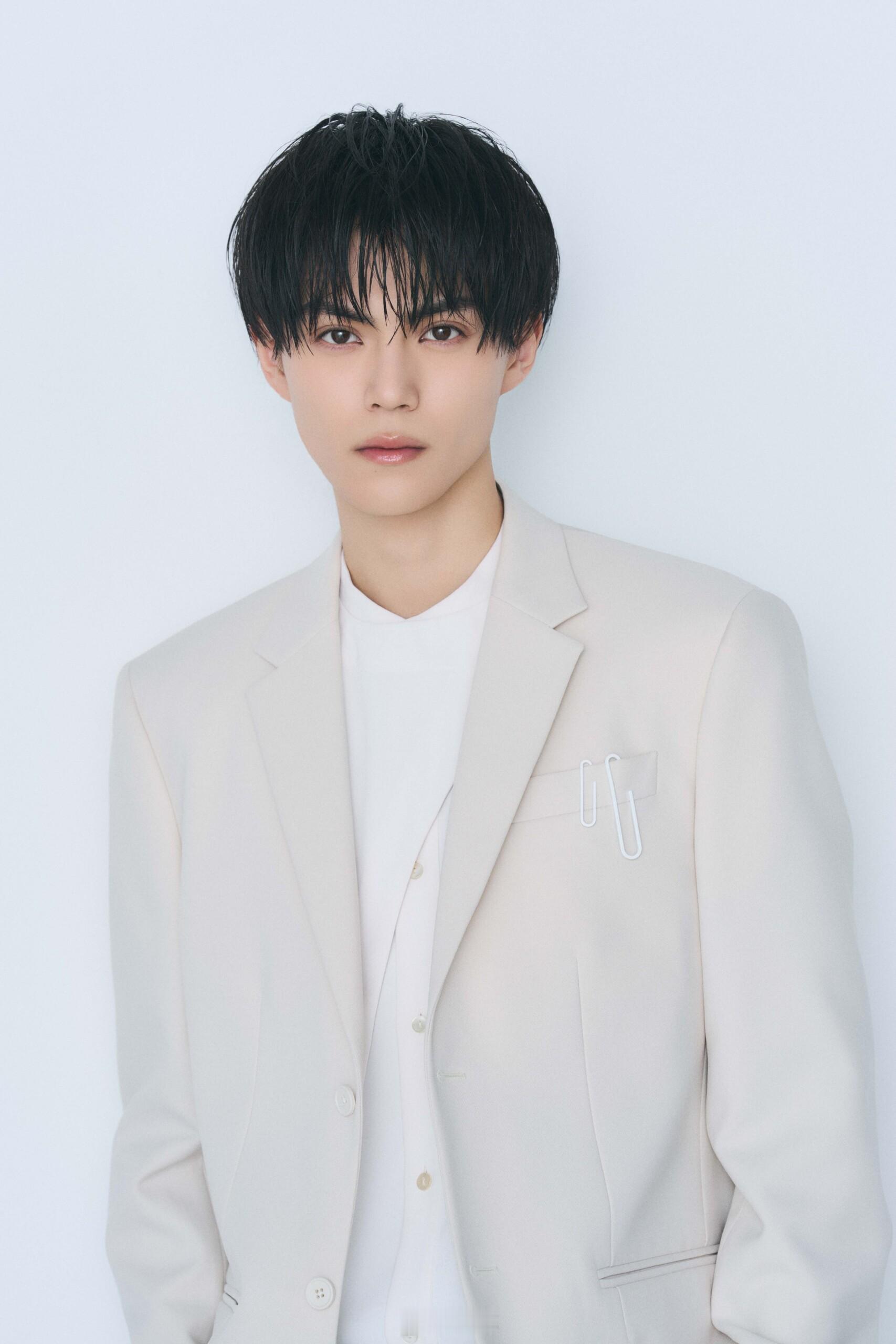 据悉，因主演『假面骑士极狐』而知名的演员简秀吉（23）已于13日签约演艺经纪公司