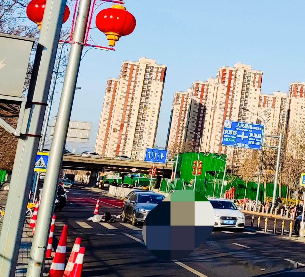 昨天在京源学校附近一辆电动汽车和一辆摩托车相撞，警察都来了，看见地方环境交通标线