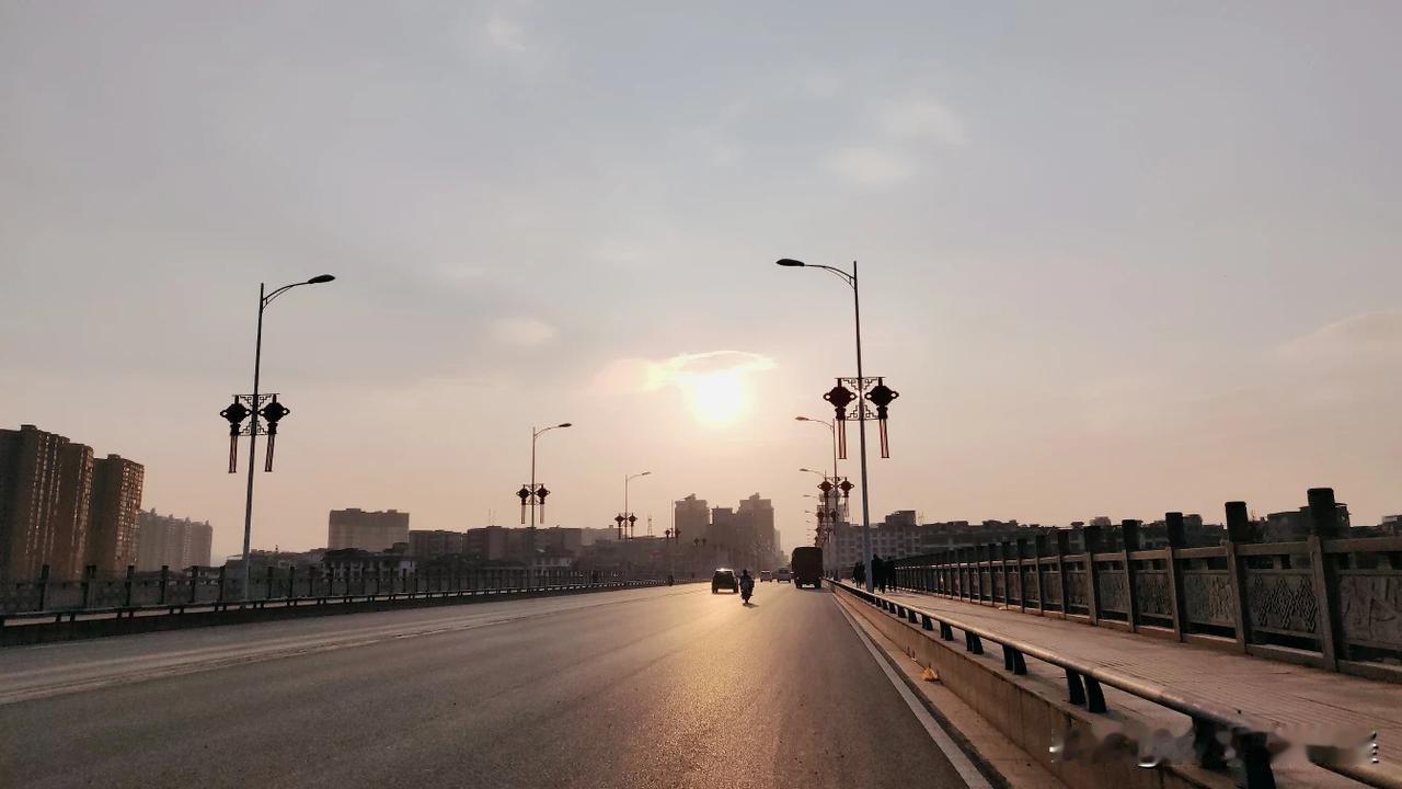 锃光瓦亮.超大一个“电灯泡”！[惊喜]