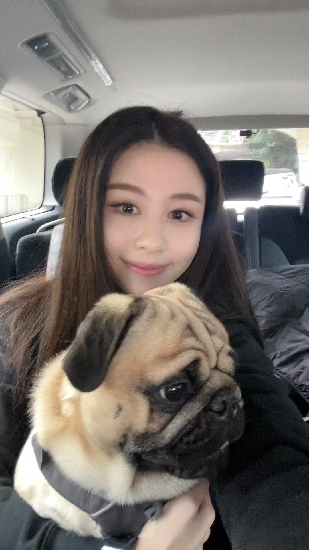 #邱淑贞女儿沈月气质# 邱淑贞女儿沈月在微博晒出和宠物的合照，镜头前甜笑，气质太