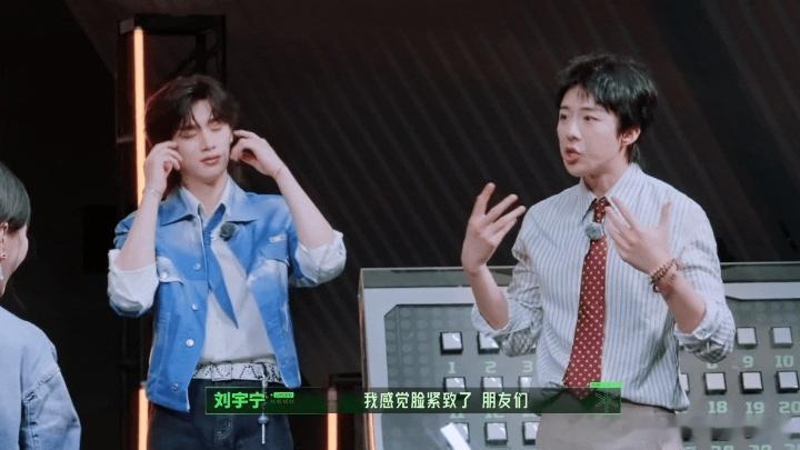 金靖夸丁程鑫心理素质好丁程鑫孝子变笑子开始推理吧 面对金靖的身份捆绑说辞，丁程鑫