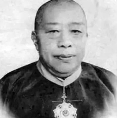 1949年，上海解放后，我党准备清算青帮老大，据传当时助手问陈老总：还有个叫顾竹