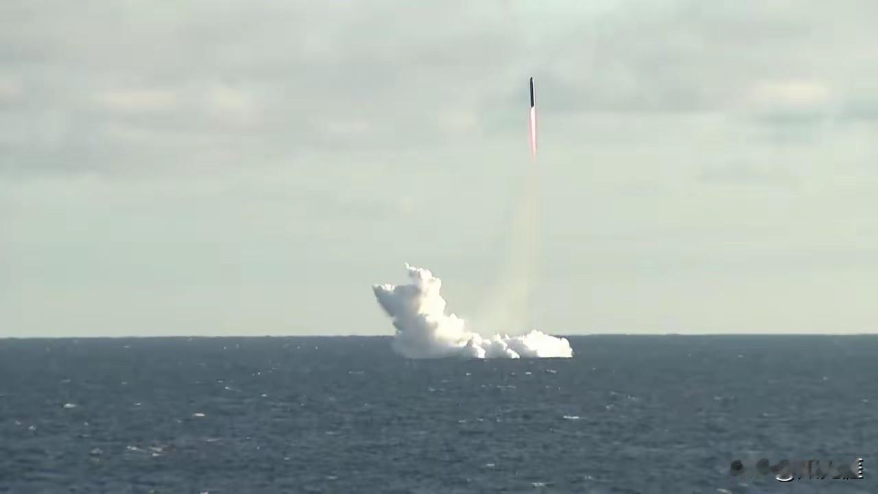 俄罗斯最近举行了历史上规模最大的核军事演习，普京亲自坐镇指挥：
1、俄军参演部队