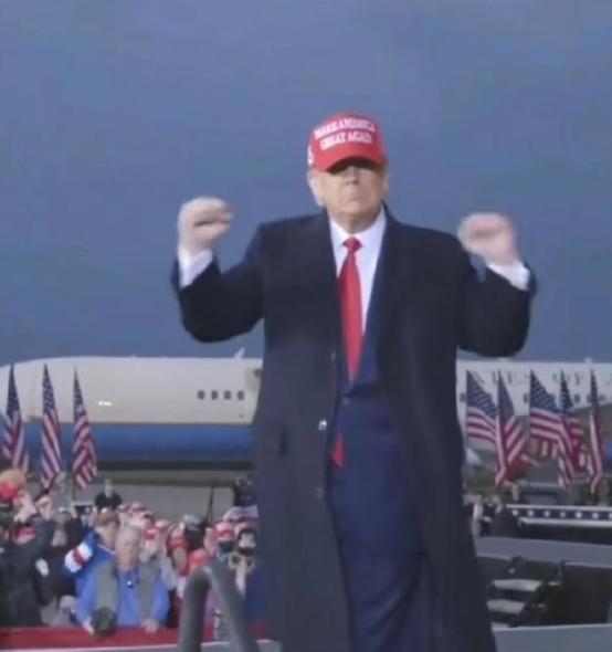 特朗普是美国历史上第一位，也是到目前为止唯一一位在当选总统前，没有任何军事或政府