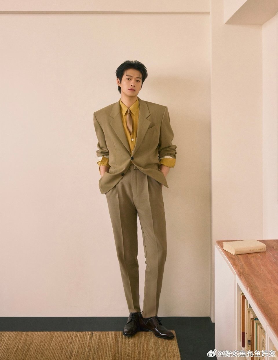 魏大勋 太平洋宽肩 这套造型把优势全放大了！宽肩撑得线条超利落，亮眼的颜色更衬得