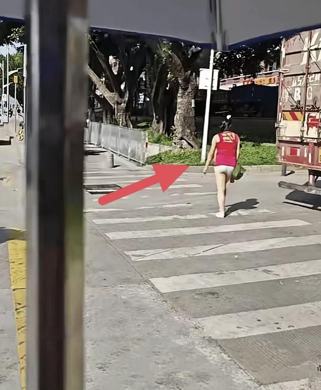 惊人一幕！
前两天一位女子只穿内裤外出的视频爆火。

有人说这是人家的自由，就算
