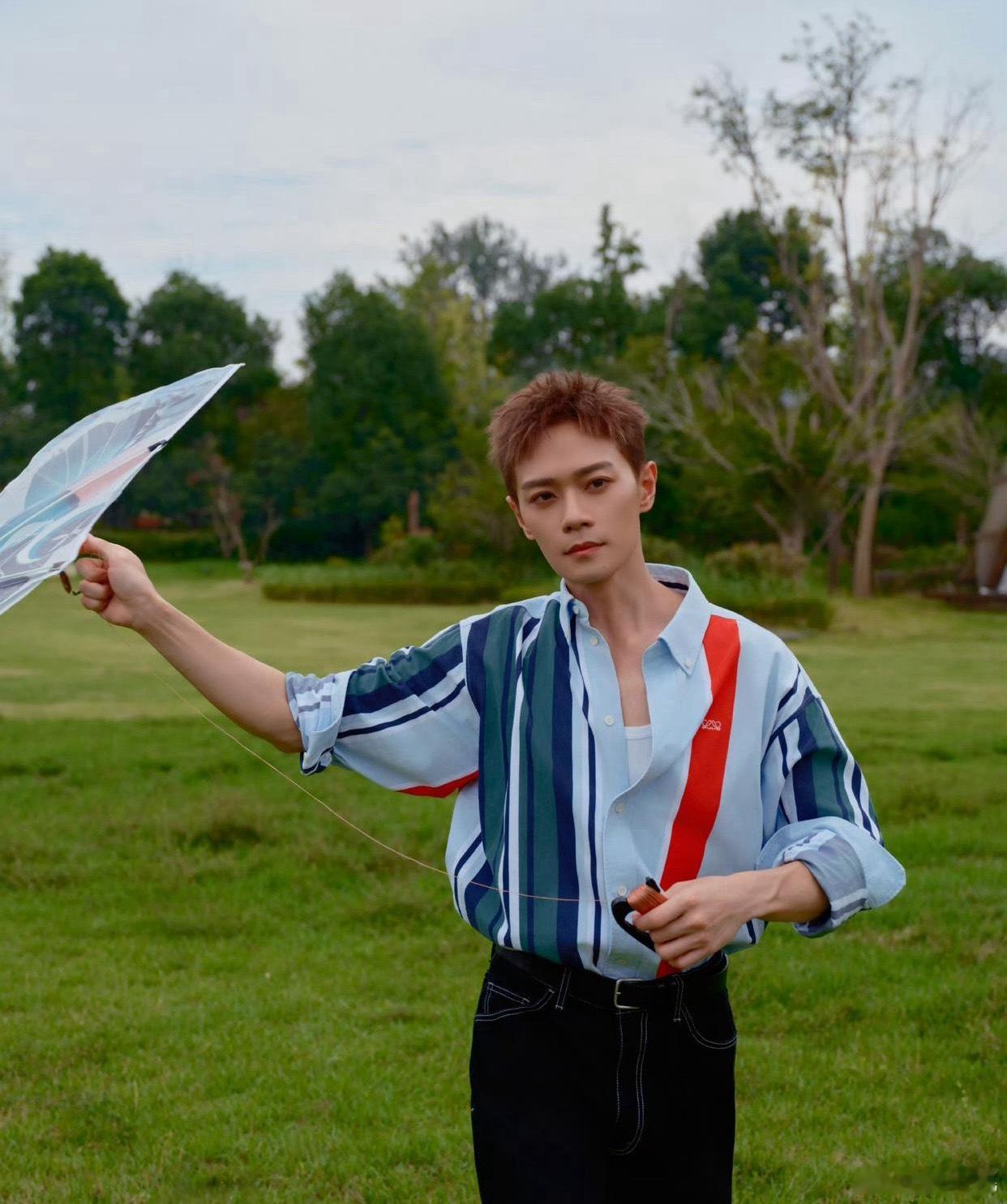 1.苗圃老公是身家数十亿的富豪陈义红，两人相差19岁，婚后生了一对龙凤胎。2.曹