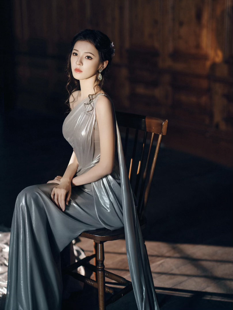 张予曦完全美神降临 愣是没找到一丝死角🙇 下颌线、鼻梁、锁骨、肩颈线……这姐整