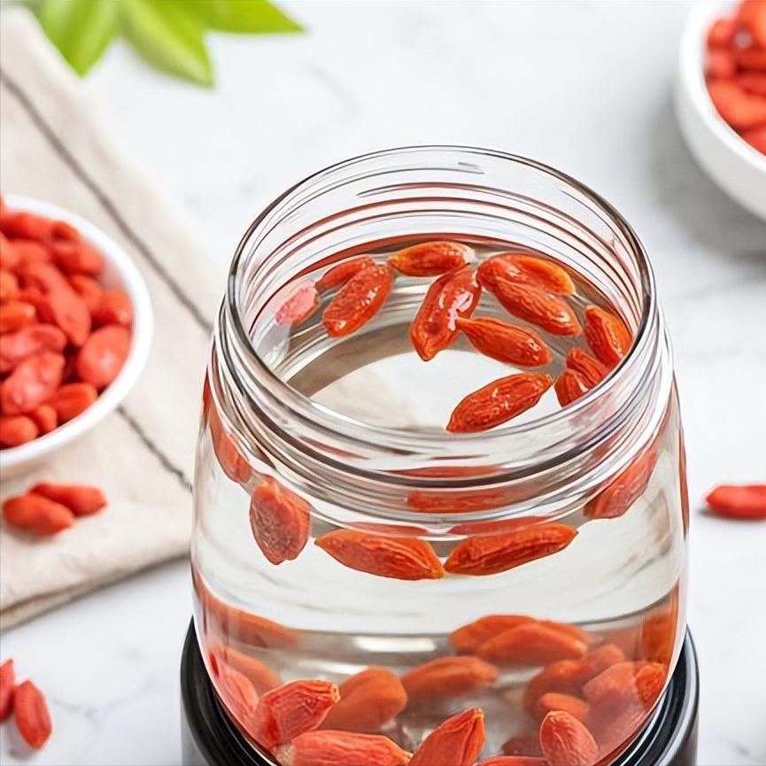 谁能想到，十年前还被不少人追捧的洋品牌、外国潮流，如今竟被海外年轻人反向追捧，保