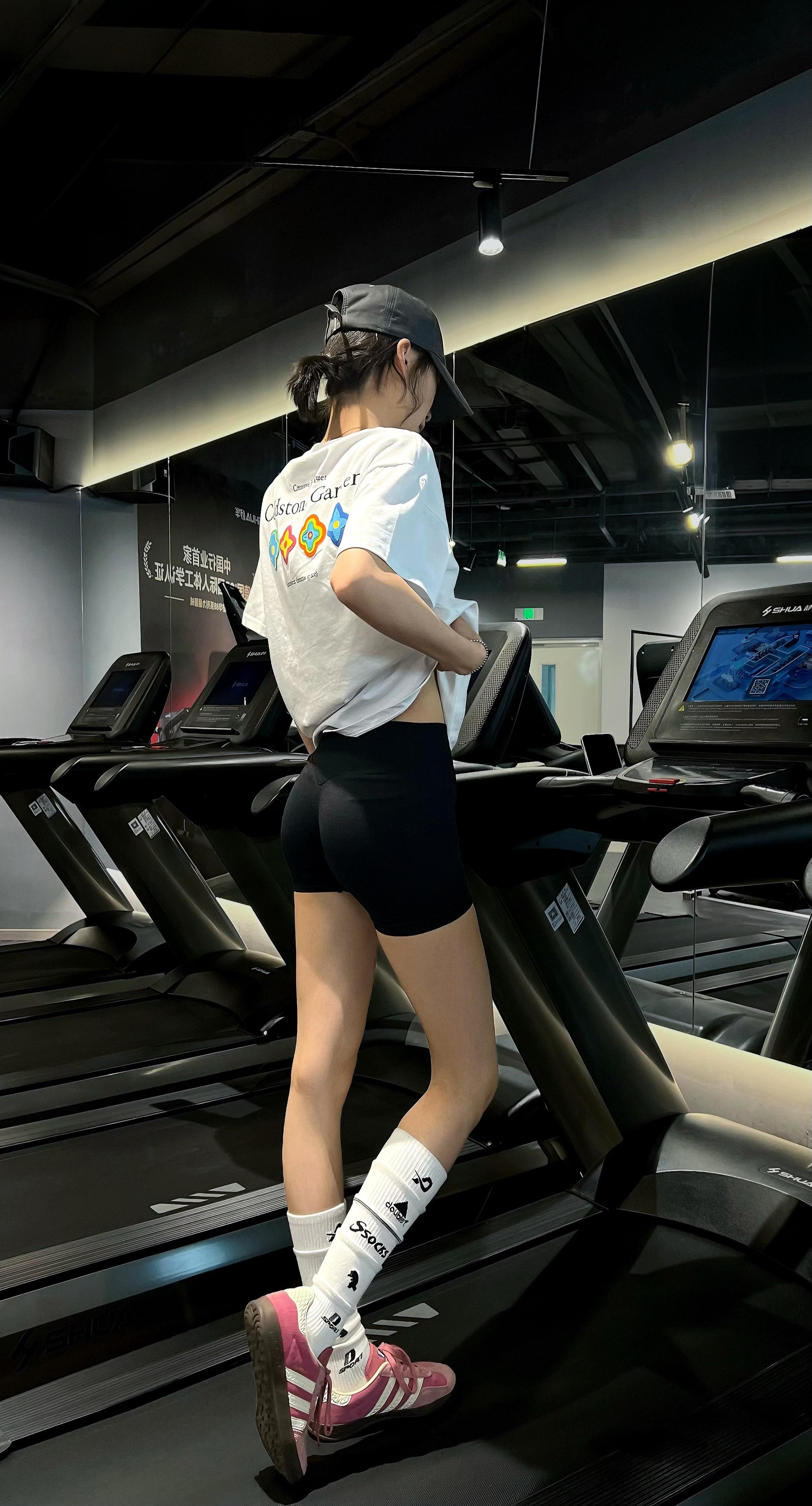 我们老实人什么都不偷  难过了只会去健身房偷偷练俩小时