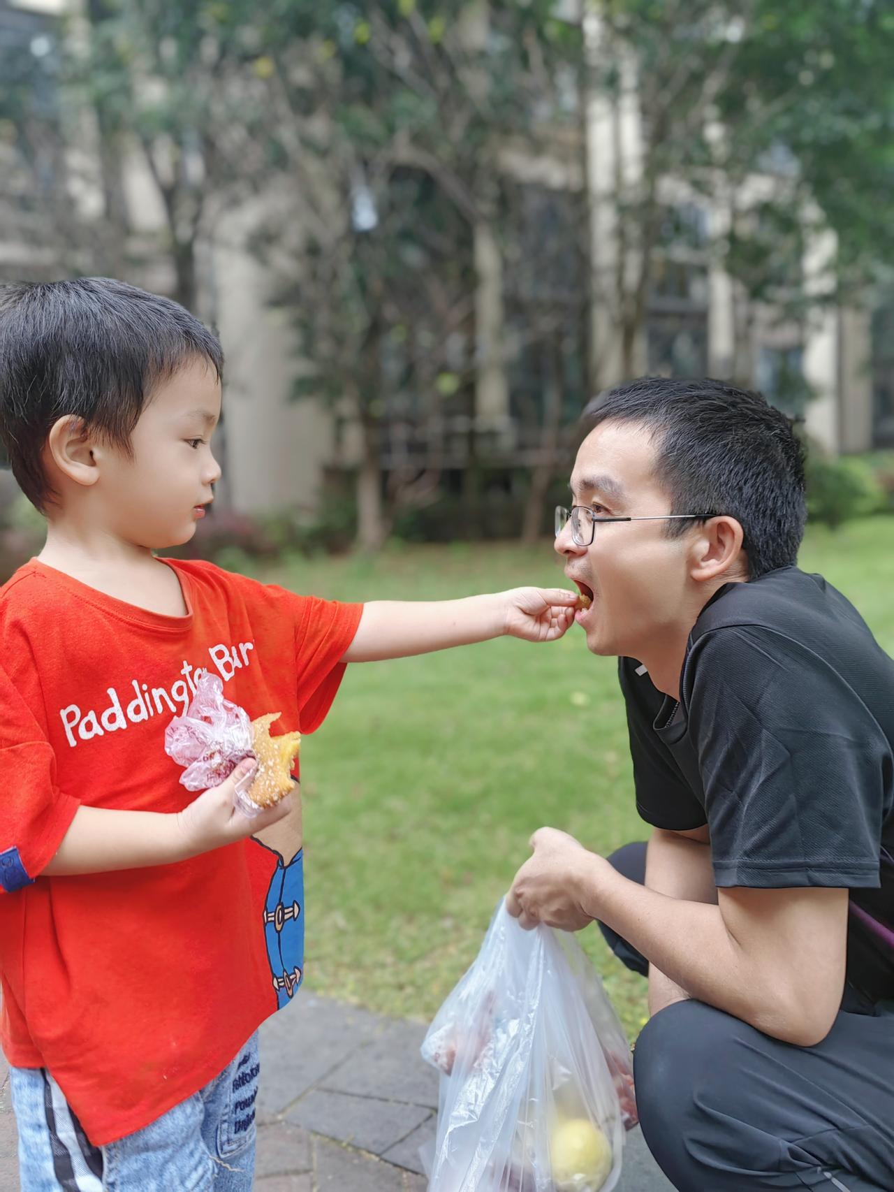 周六。为了让姐姐多睡会，爸妈带着六点钟就起床了的弟弟，外出溜达了一早上[捂脸]