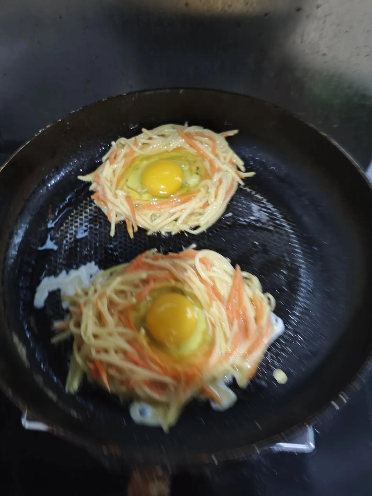 今日早餐
胡萝卜，土豆丝鸡蛋饼
终于做成功了一回
看着也不错
味道也很好