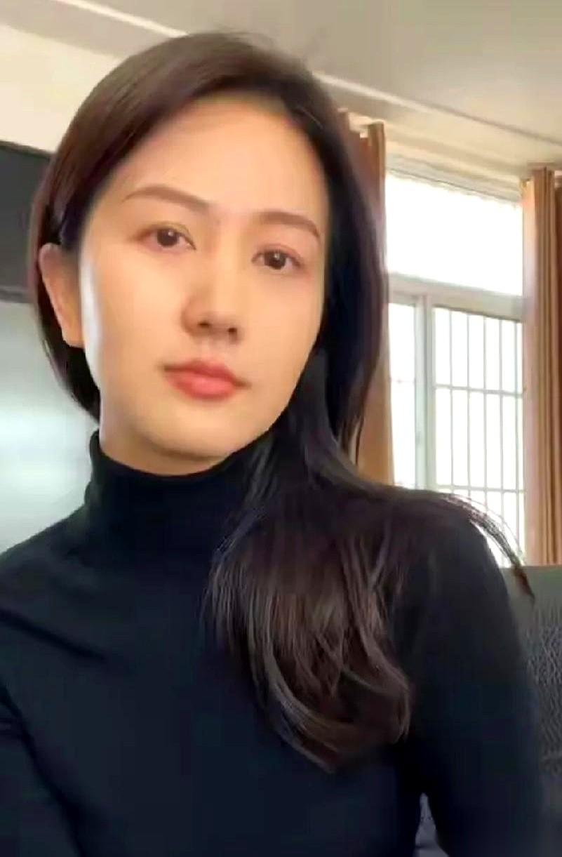 48岁，单亲妈妈，带着个15岁正值青春期的半大丫头。
手里攥着的，是一张因为前夫