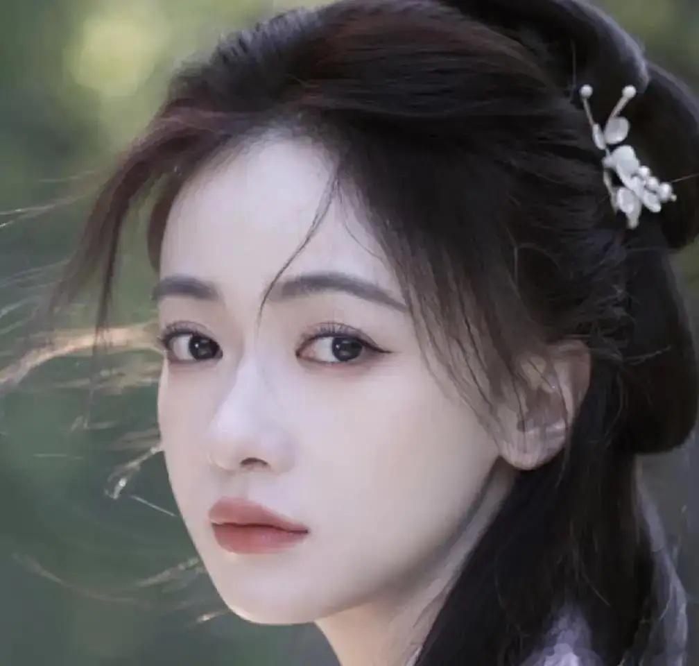 吴谨言刚出道时演一部烽火佳人，那时她好漂亮，反而这几年火起来瘦的惊人，没那么好反