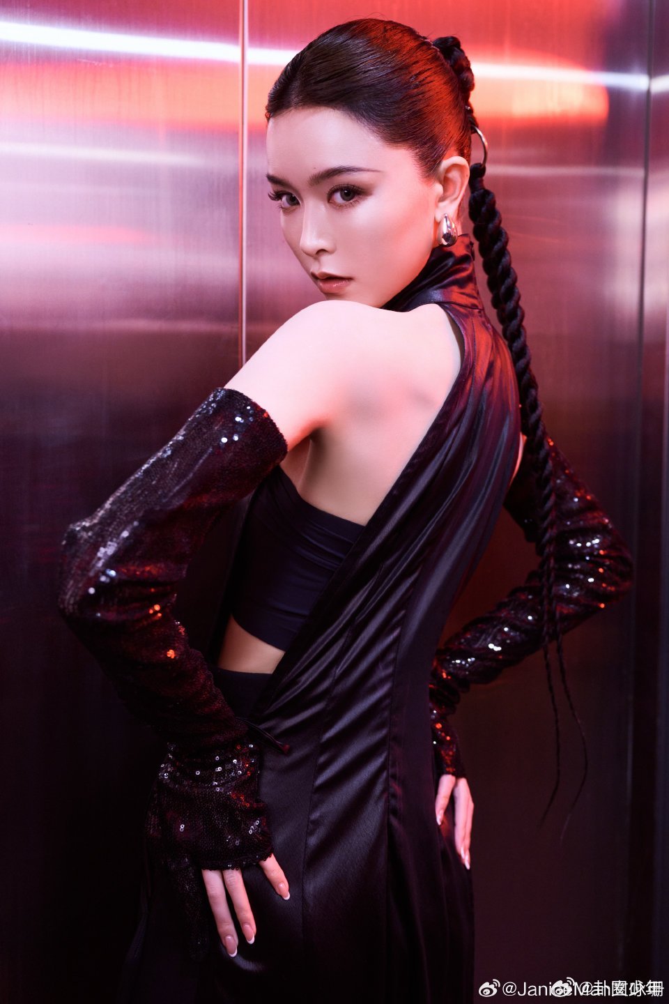 文咏珊贴头皮发量无惧贴头皮考验，发量多到让人羡慕，文咏珊的发量真的太绝了！ 